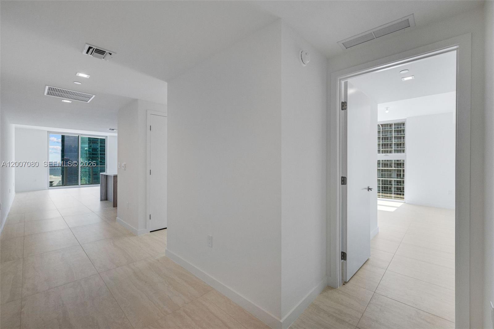 77 Southeast 5th Street, Unit PH01 Miami, FL 33131 - Photo 28 of 31 en empty room with windows