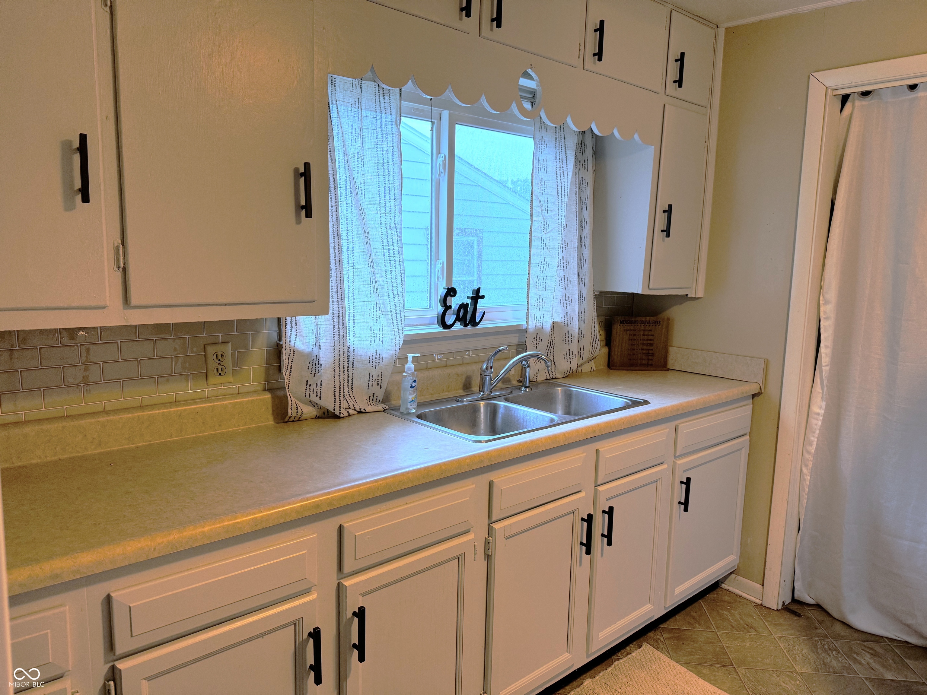 314 Andover Road Anderson, IN 46013 - Photo 4 of 23 Gallery Image 4