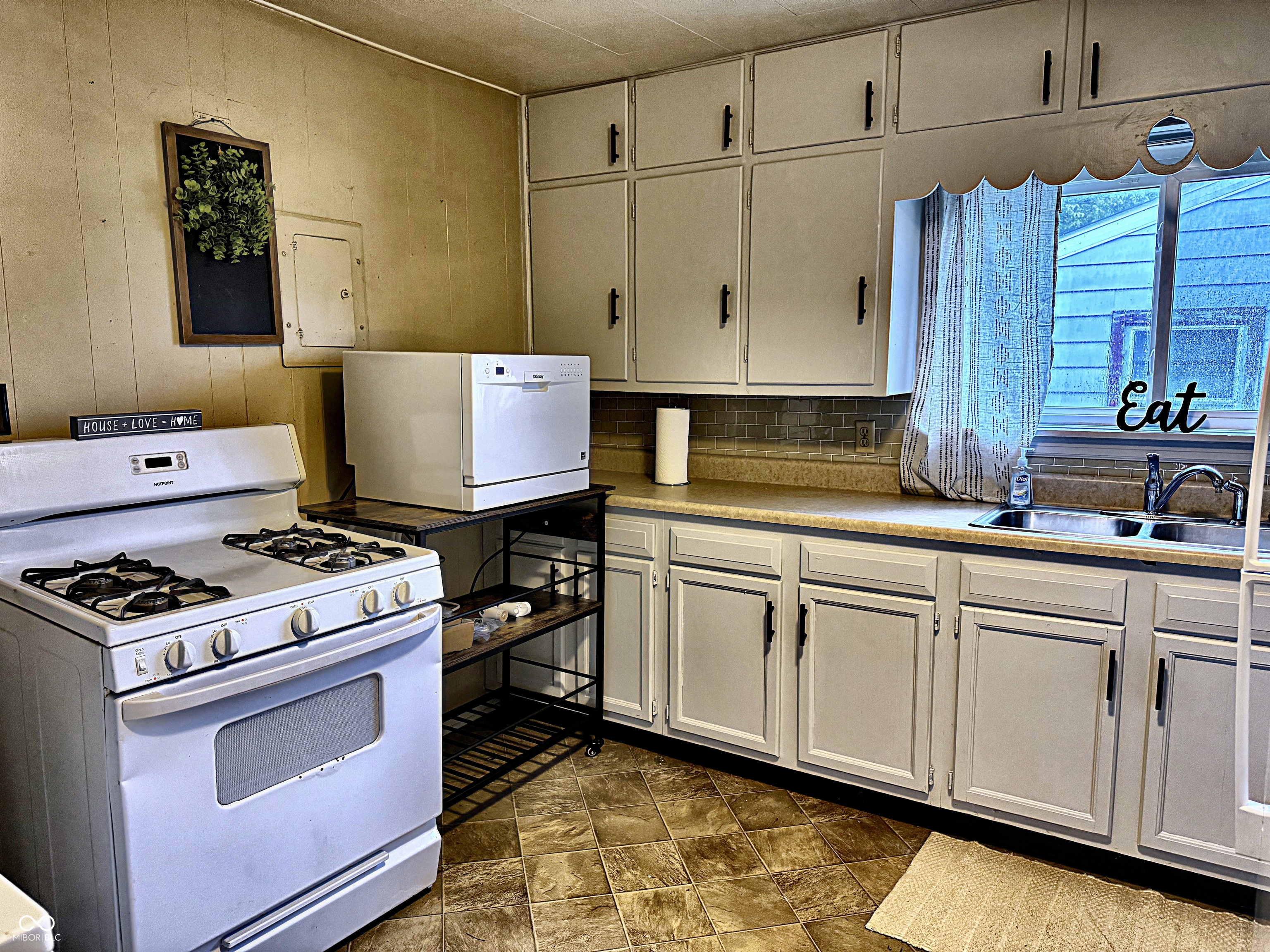 314 Andover Road Anderson, IN 46013 - Photo 5 of 23 Gallery Image 5