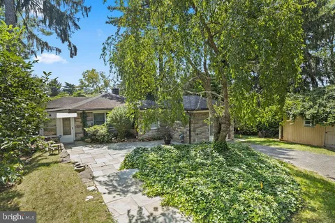 a view of a back yard of the house