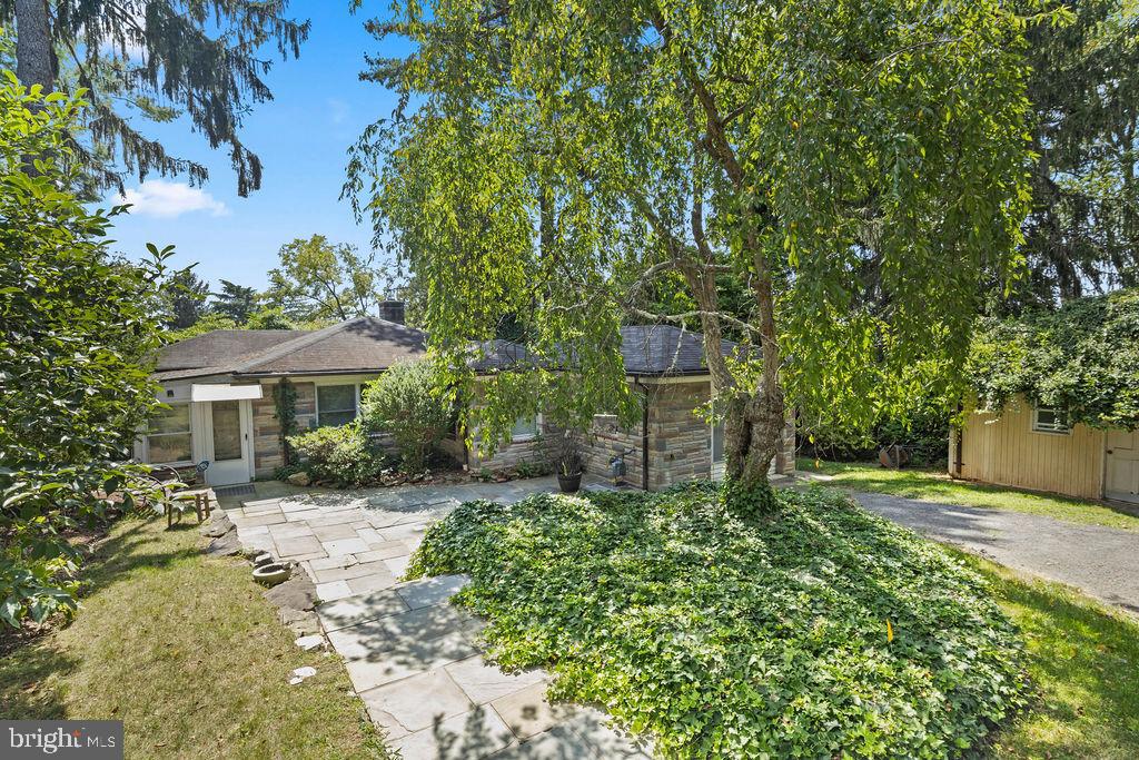 a view of a back yard of the house