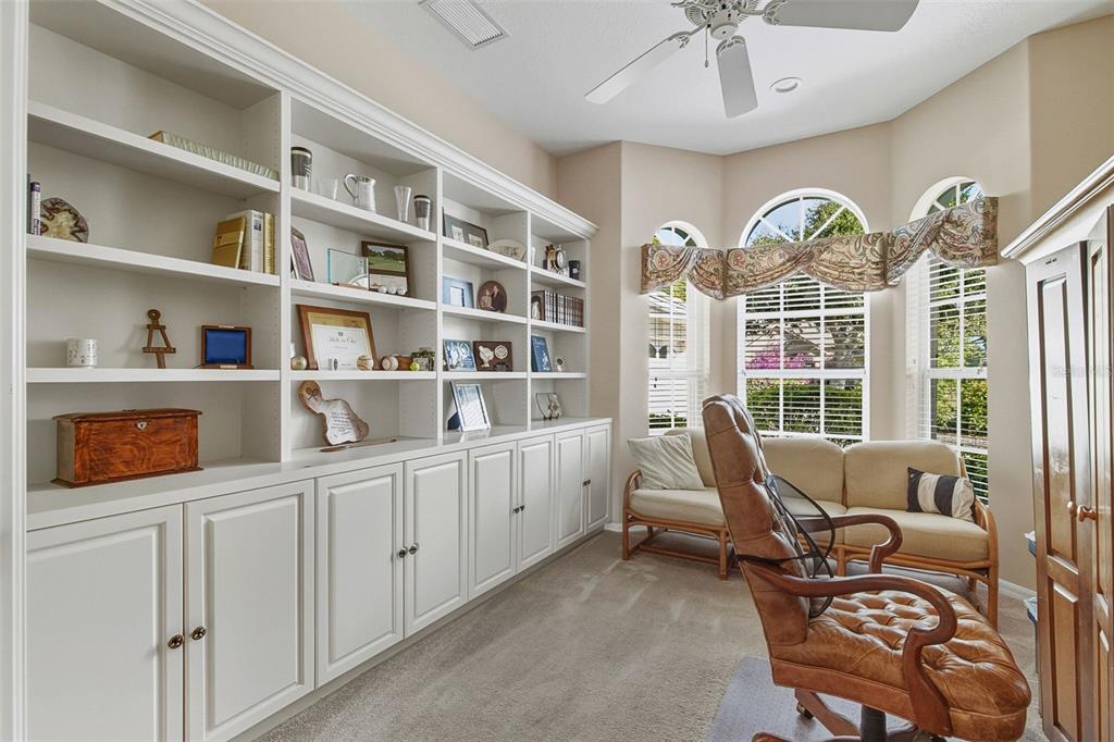 2116 Muskogee Trail Nokomis, FL 34275 - Photo 24 of 62 a living room with furniture and a book shelf