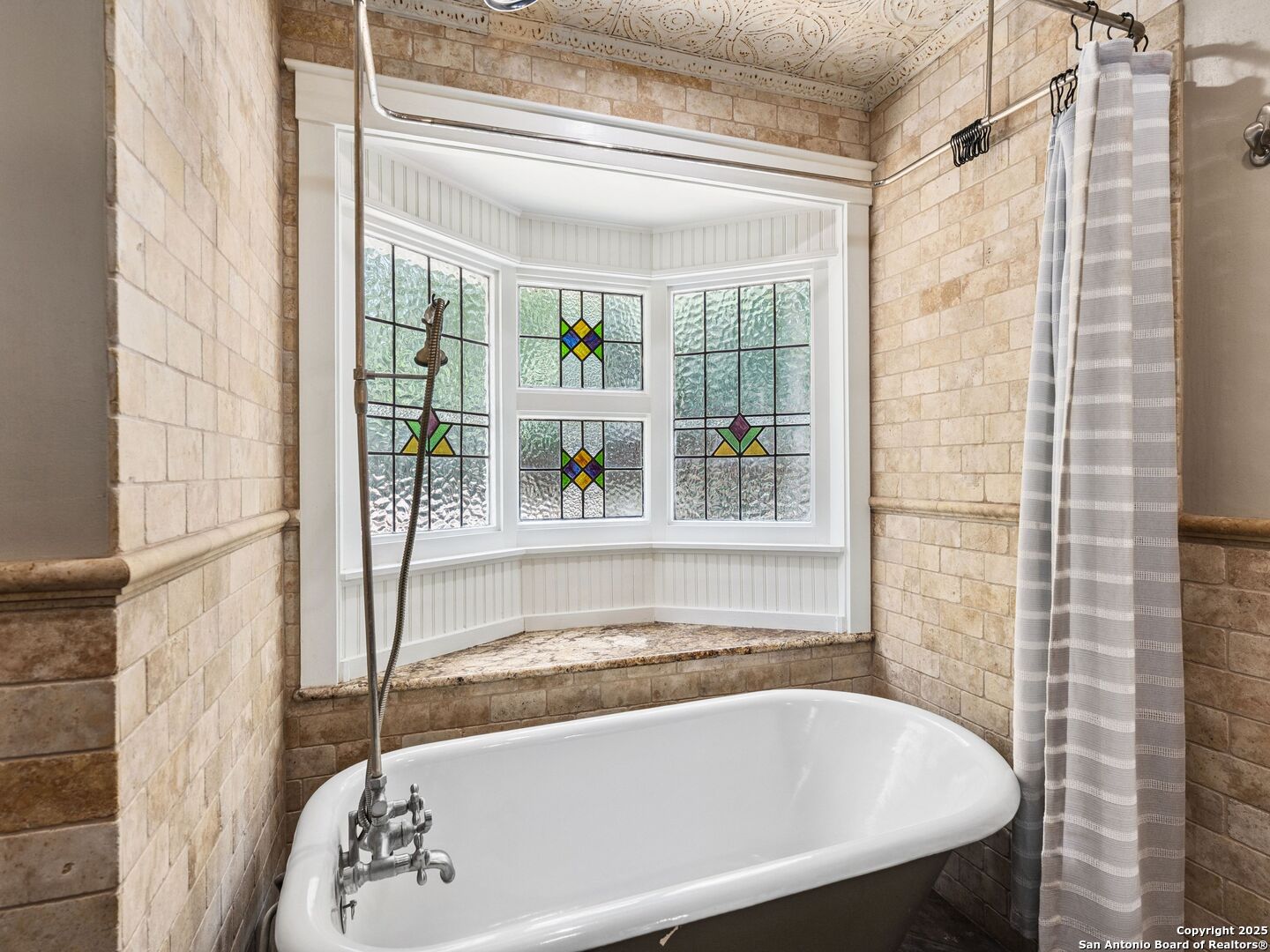 146-144 Ranger Creek Road Boerne, TX 78006 - Photo 17 of 50 a bath tub sitting next to a window