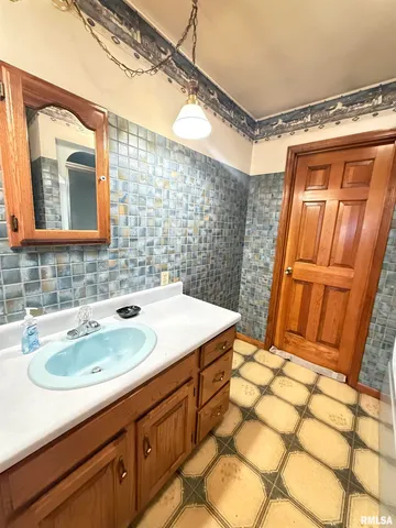 $325,000 | 14850 Ray Road, Rushville, IL 62681