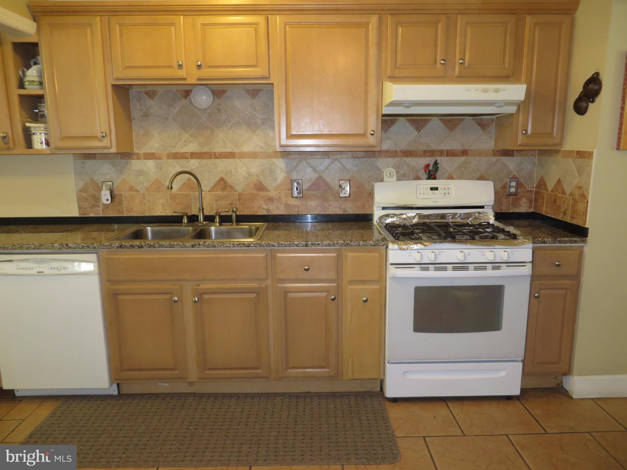 13411 Kingsman Road Woodbridge, VA 22193 - Photo 3 of 16 Kitchen