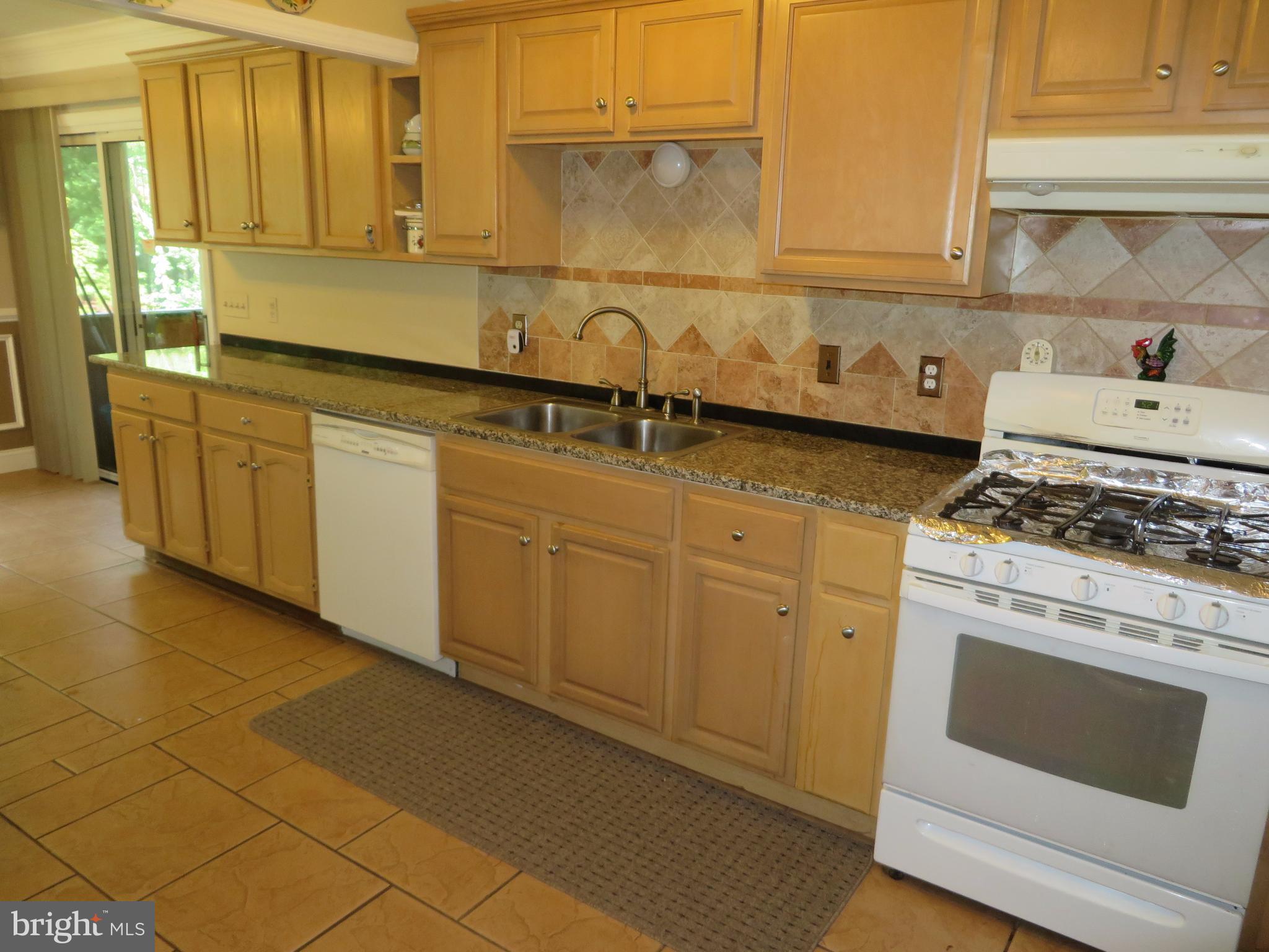 13411 Kingsman Road Woodbridge, VA 22193 - Photo 4 of 16 Kitchen