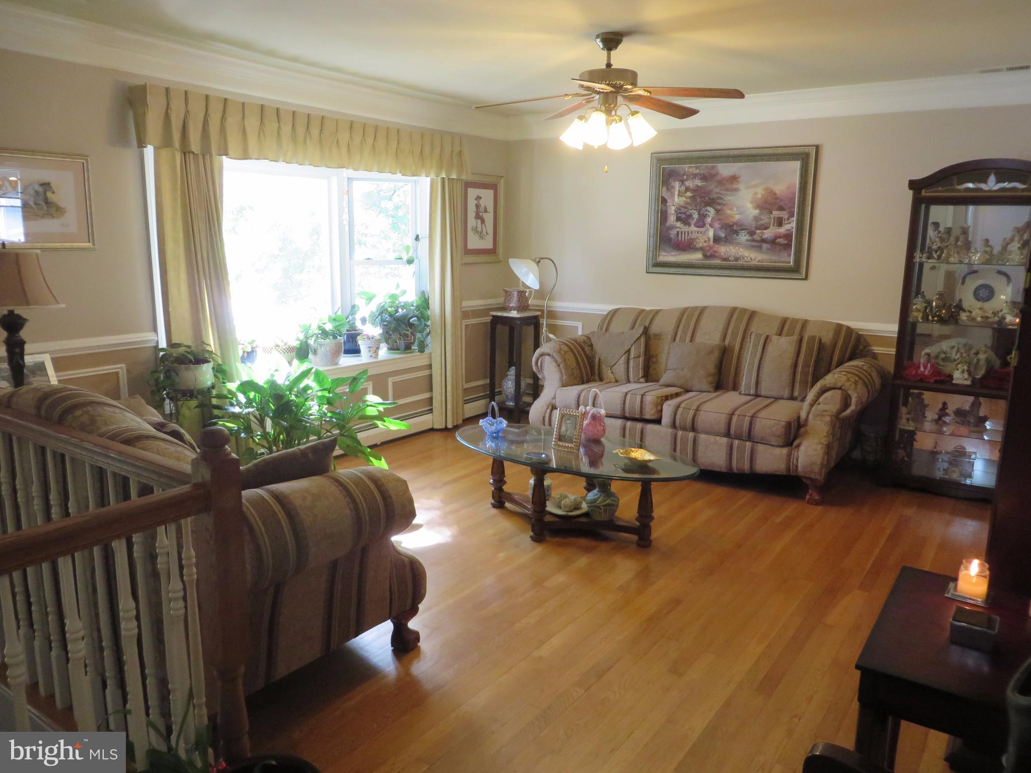 13411 Kingsman Road Woodbridge, VA 22193 - Photo 7 of 16 Living Room