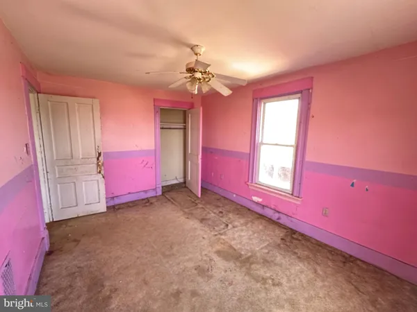 a view of empty room with window
