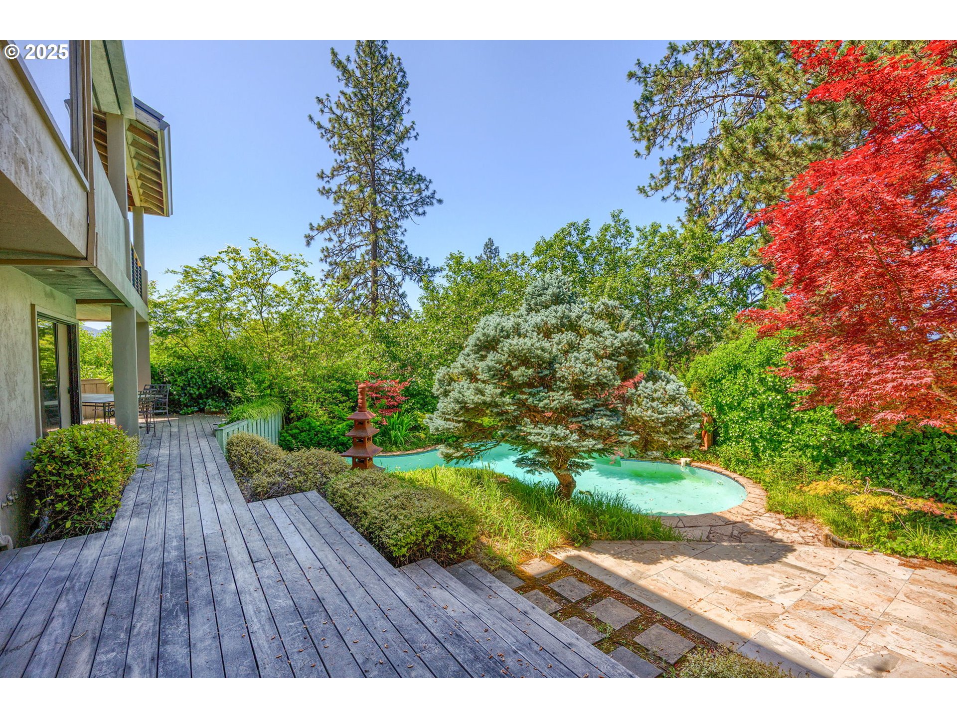1630 Northwest Olmar Drive Grants Pass, OR 97526 - Photo 23 of 42 a backyard of a house with lots of green space