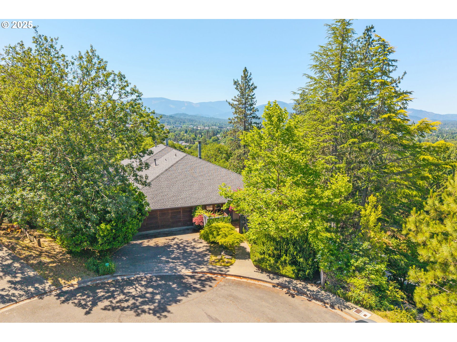 1630 Northwest Olmar Drive Grants Pass, OR 97526 - Photo 27 of 42 a backyard of a house with lots of green space