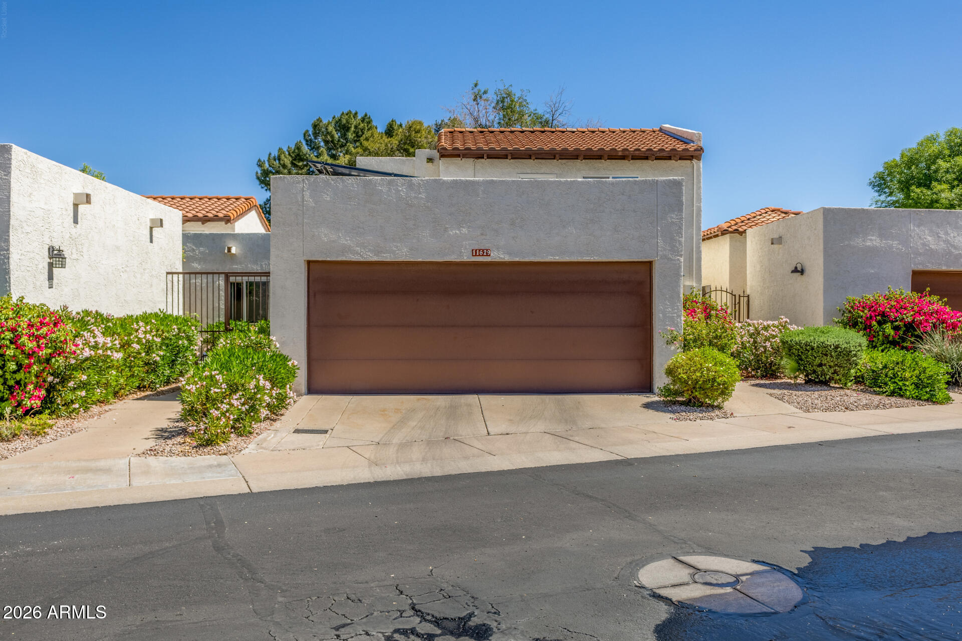 11629 North 40th Way Phoenix, AZ 85028 - Photo 2 of 47 front view of a house with a street
