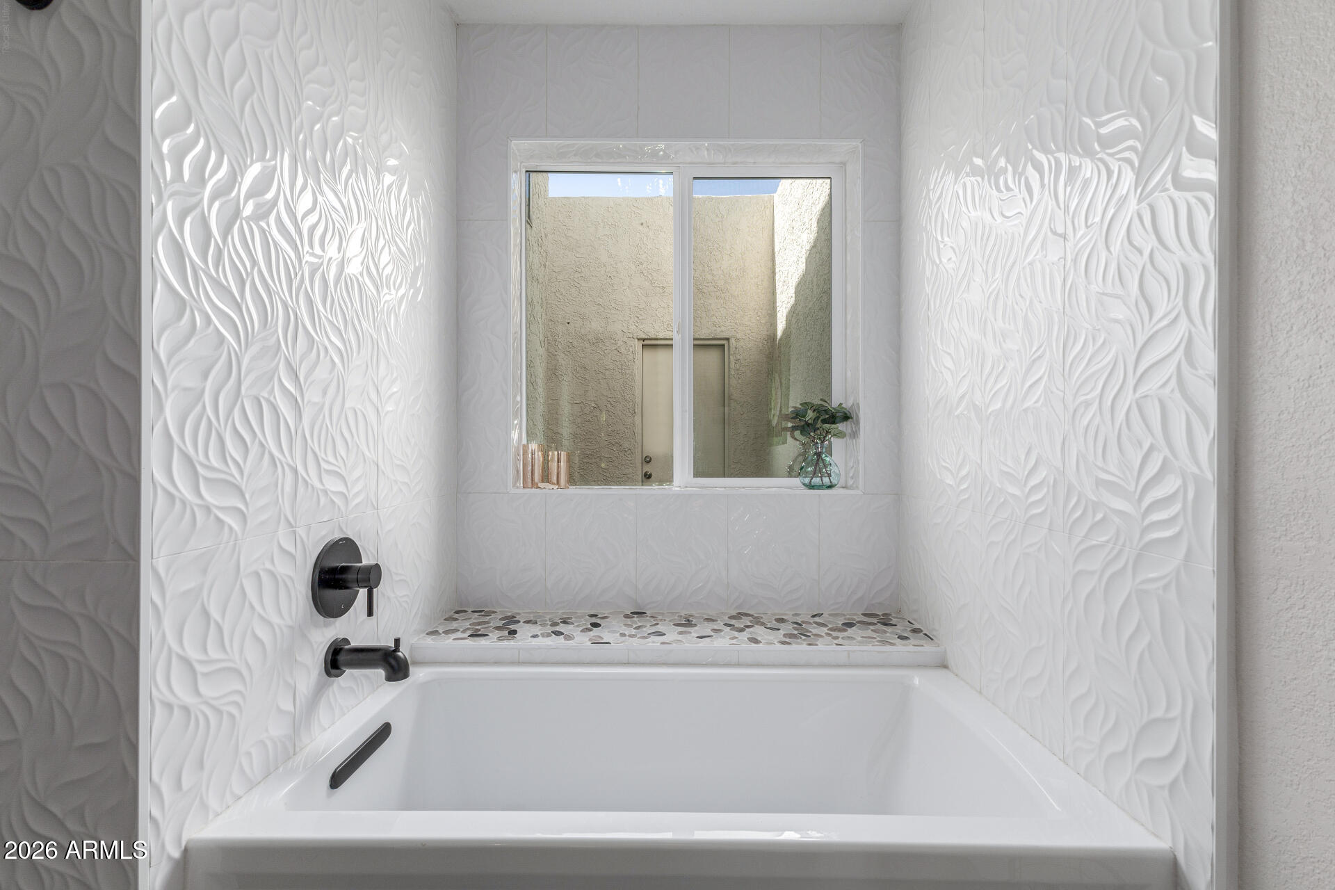 11629 North 40th Way Phoenix, AZ 85028 - Photo 25 of 47 a bathroom with a bathtub and shower