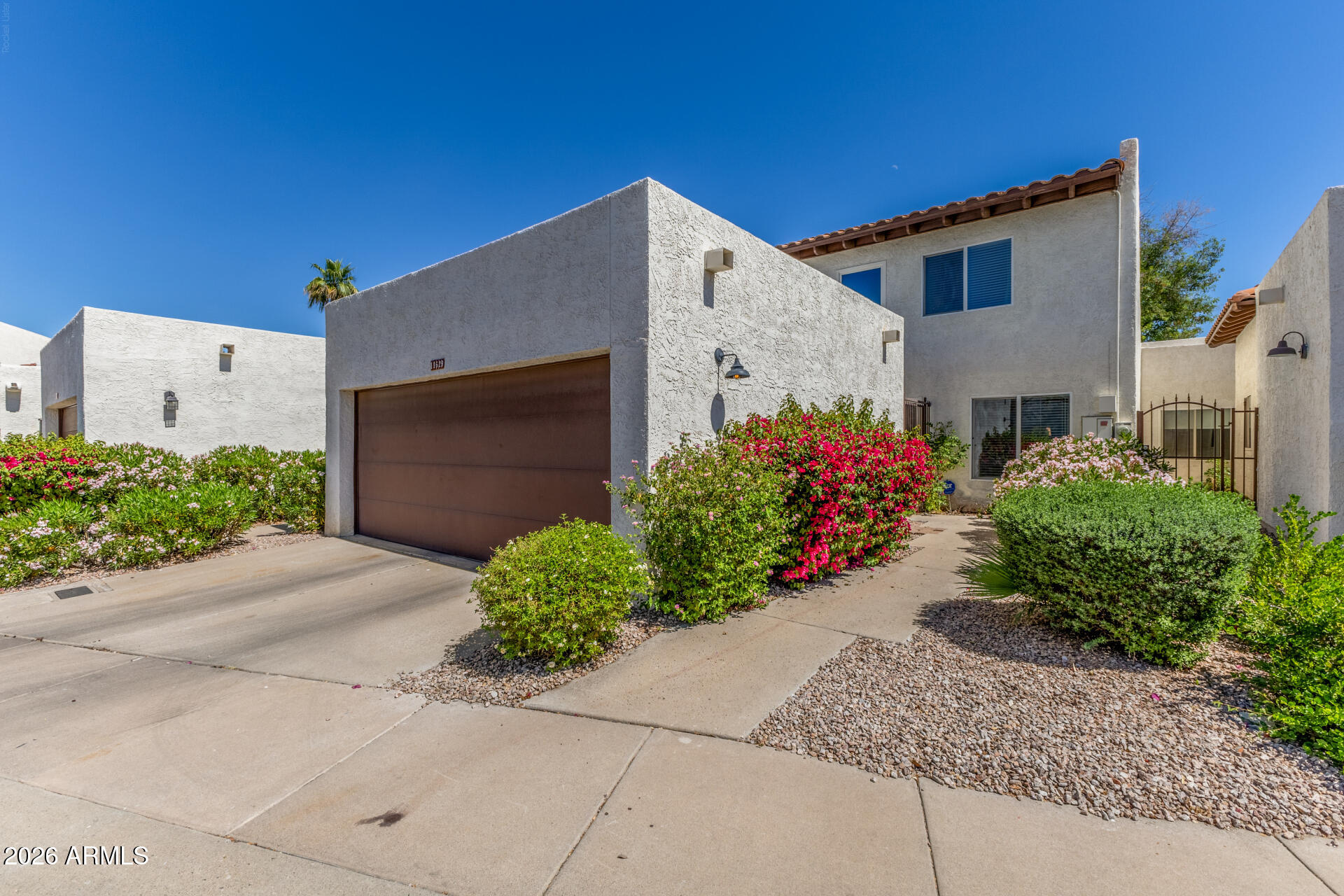 11629 North 40th Way Phoenix, AZ 85028 - Photo 4 of 47 front view of a house with a yard
