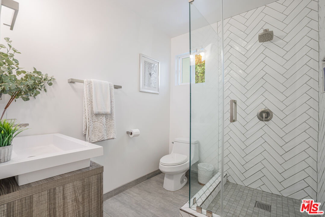 19228 Arminta Street Reseda, CA 91335 - Photo 6 of 7