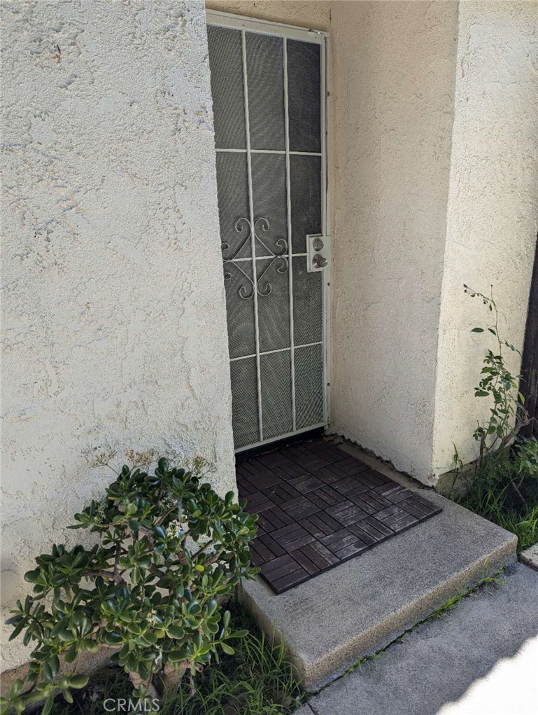 64 Tangerine Irvine, CA 92618 - Photo 7 of 32 a view of a backyard