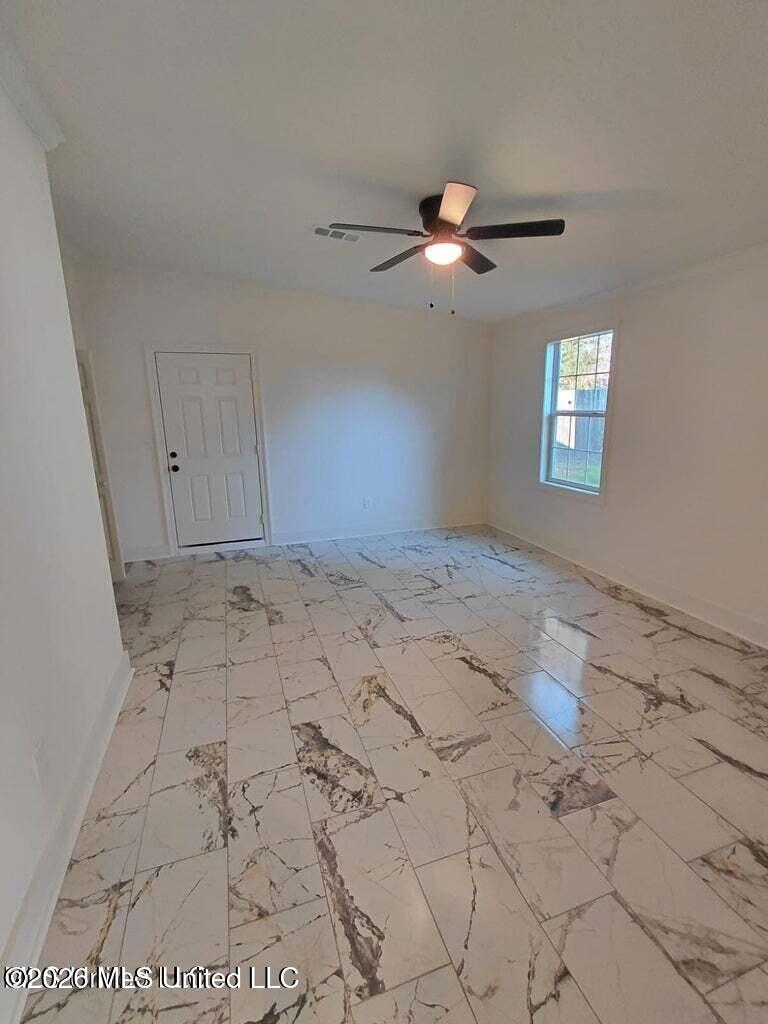 352 Beverly Circle Crystal Springs, MS 39059 - Photo 16 of 24 Living Room