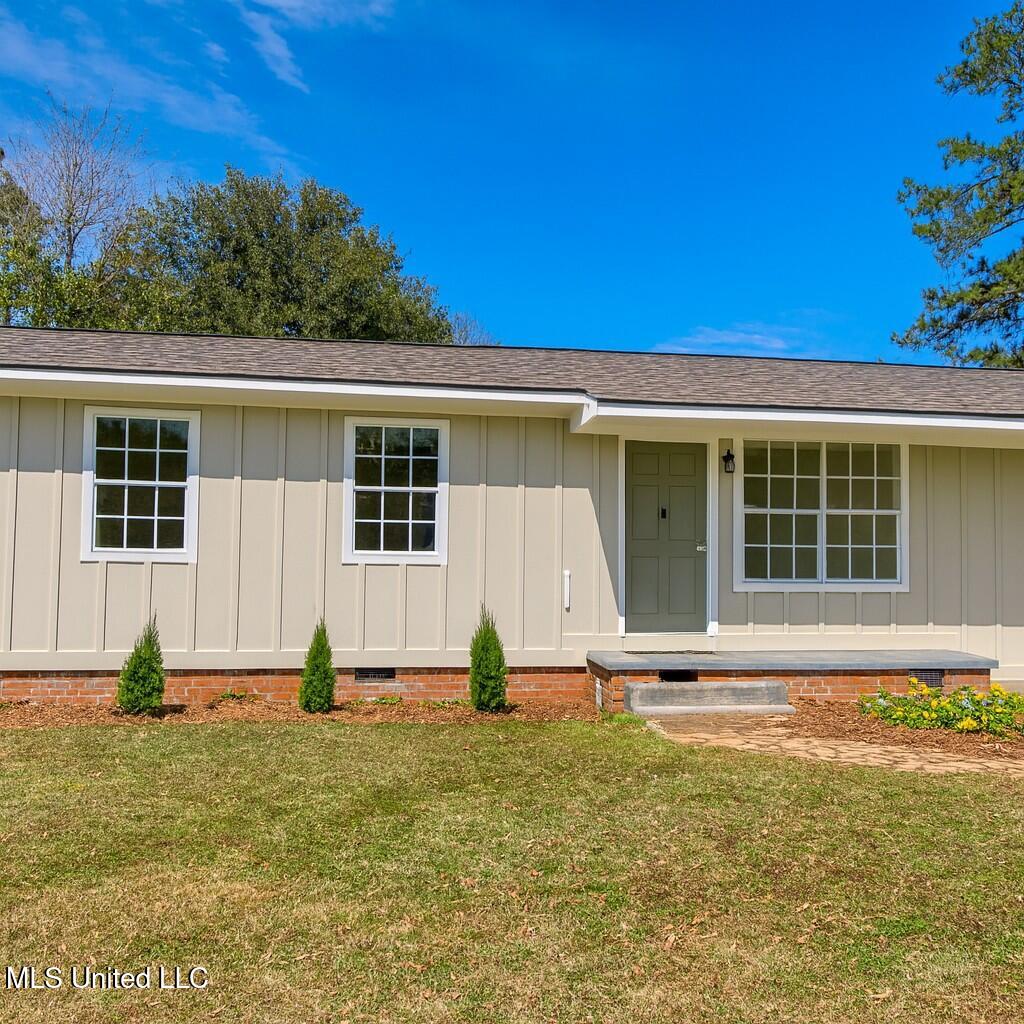 352 Beverly Circle Crystal Springs, MS 39059 - Photo 2 of 24 Front