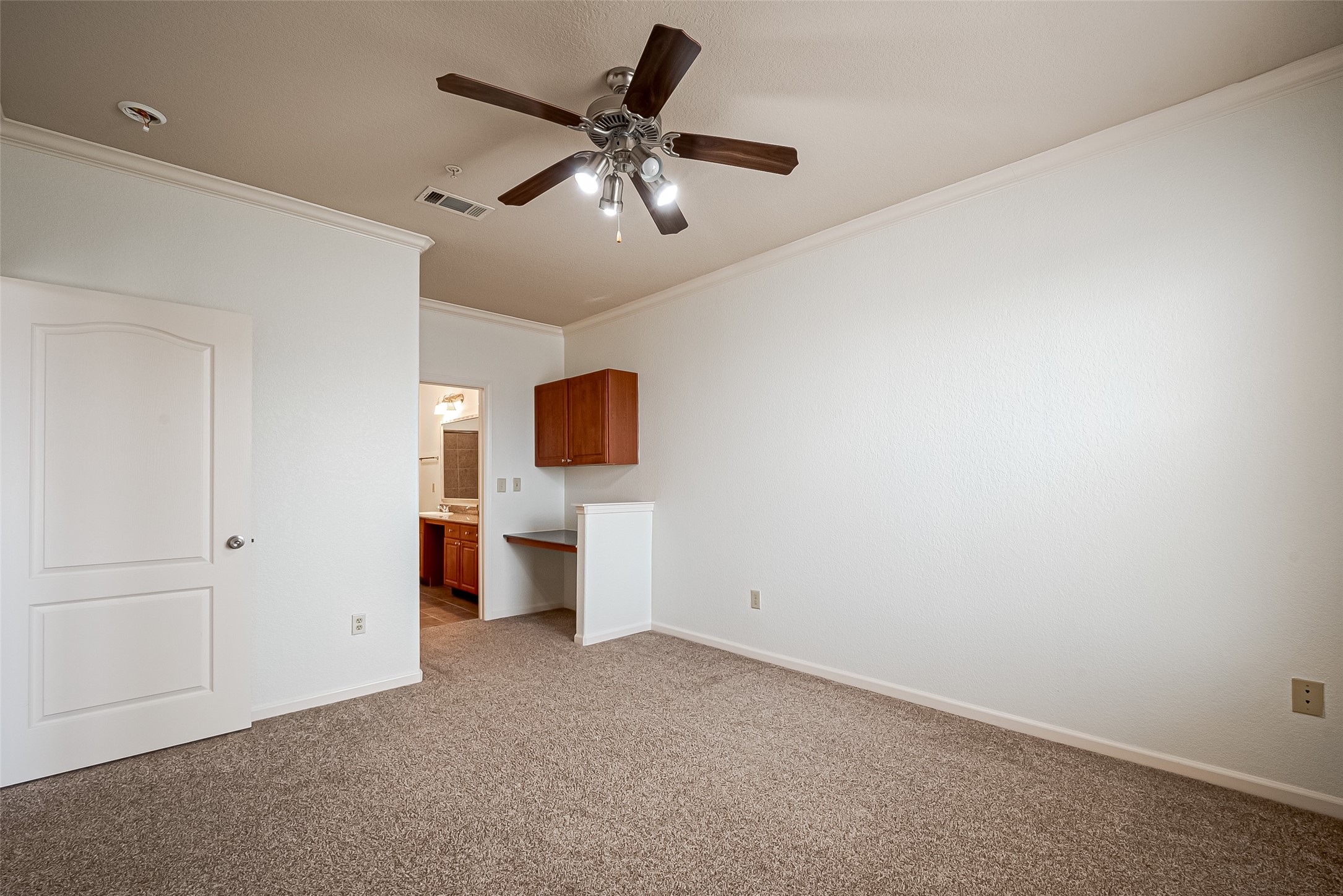 1711 Old Spanish Trail, Unit 303 Houston, TX 77054 - Photo 18 of 37 a view of a livingroom with a sink