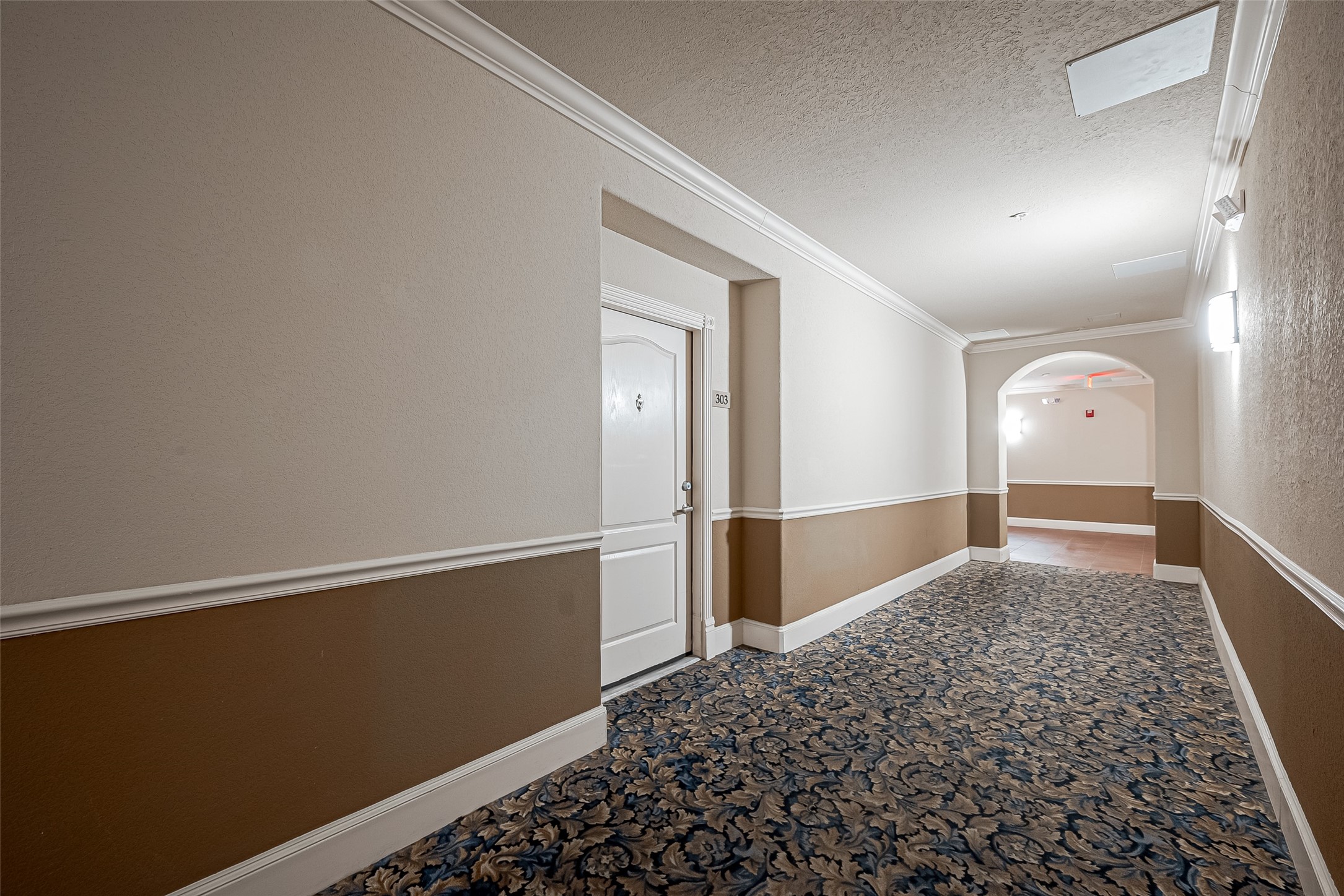 1711 Old Spanish Trail, Unit 303 Houston, TX 77054 - Photo 2 of 37 an entryway in a hallway
