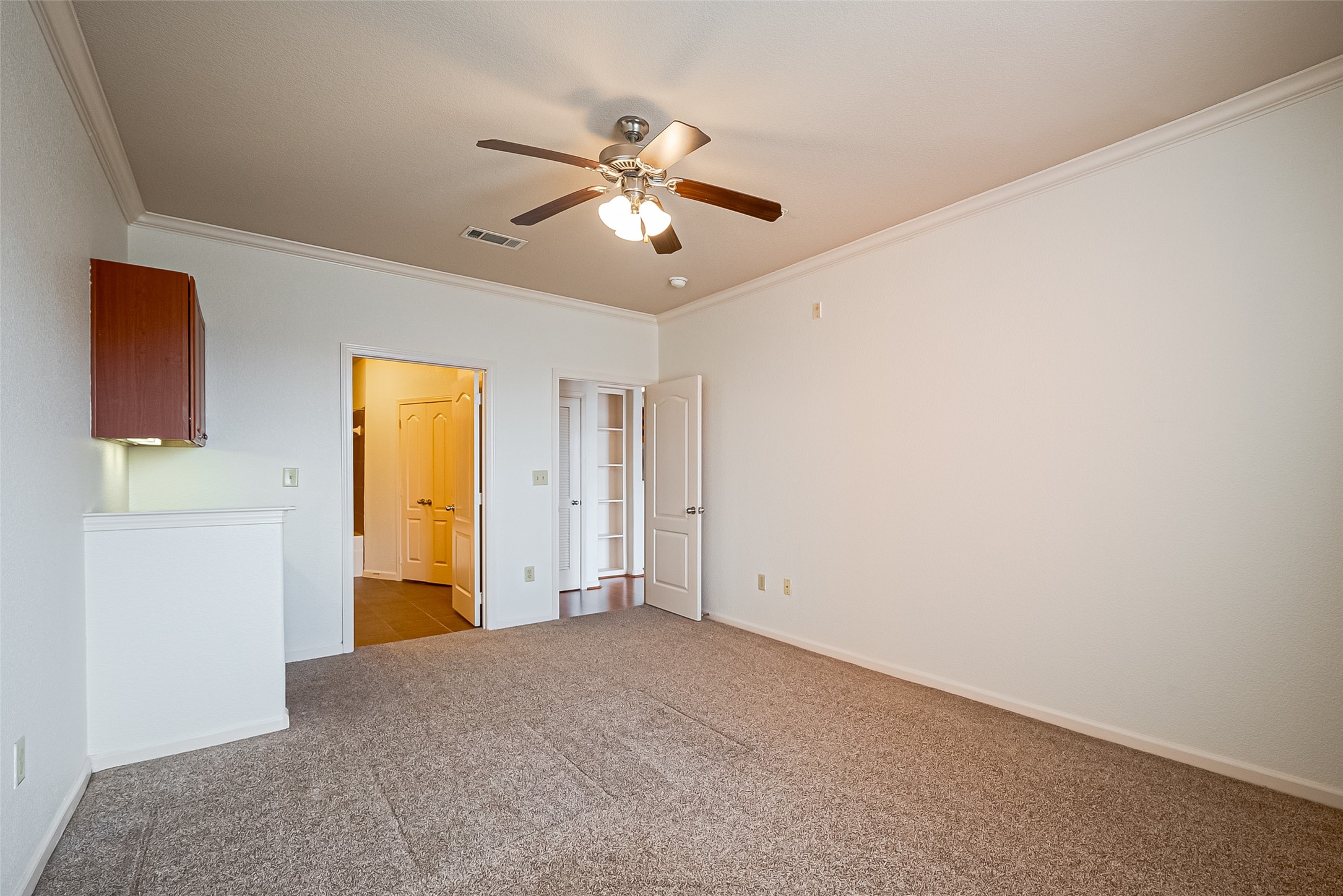 1711 Old Spanish Trail, Unit 303 Houston, TX 77054 - Photo 26 of 37 a view of a livingroom with a ceiling fan and window