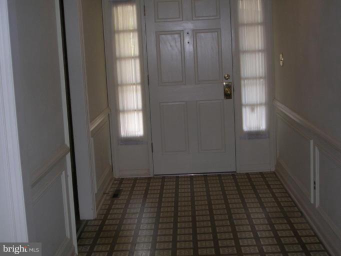 1020 Valewood Road Towson, MD 21286 - Photo 3 of 11 Entrance / Foyer