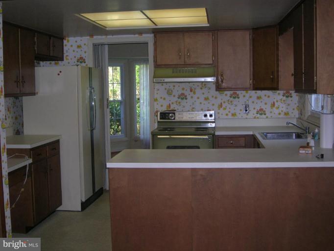1020 Valewood Road Towson, MD 21286 - Photo 7 of 11 Kitchen