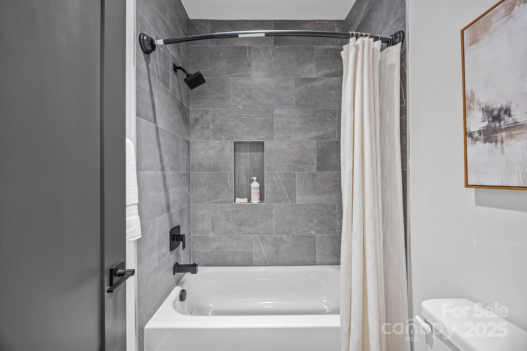 3949 Plainview Road Charlotte, NC 28208 - Photo 40 of 42 a bathroom with a bath tub
