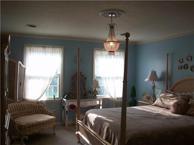 3050 Nicole Road Clarksville, TN 37040 - Photo 12 of 20 Huge master bedroom suite with his/hers walk in closets.
