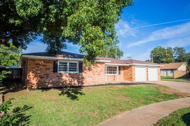 front view of house with a yard