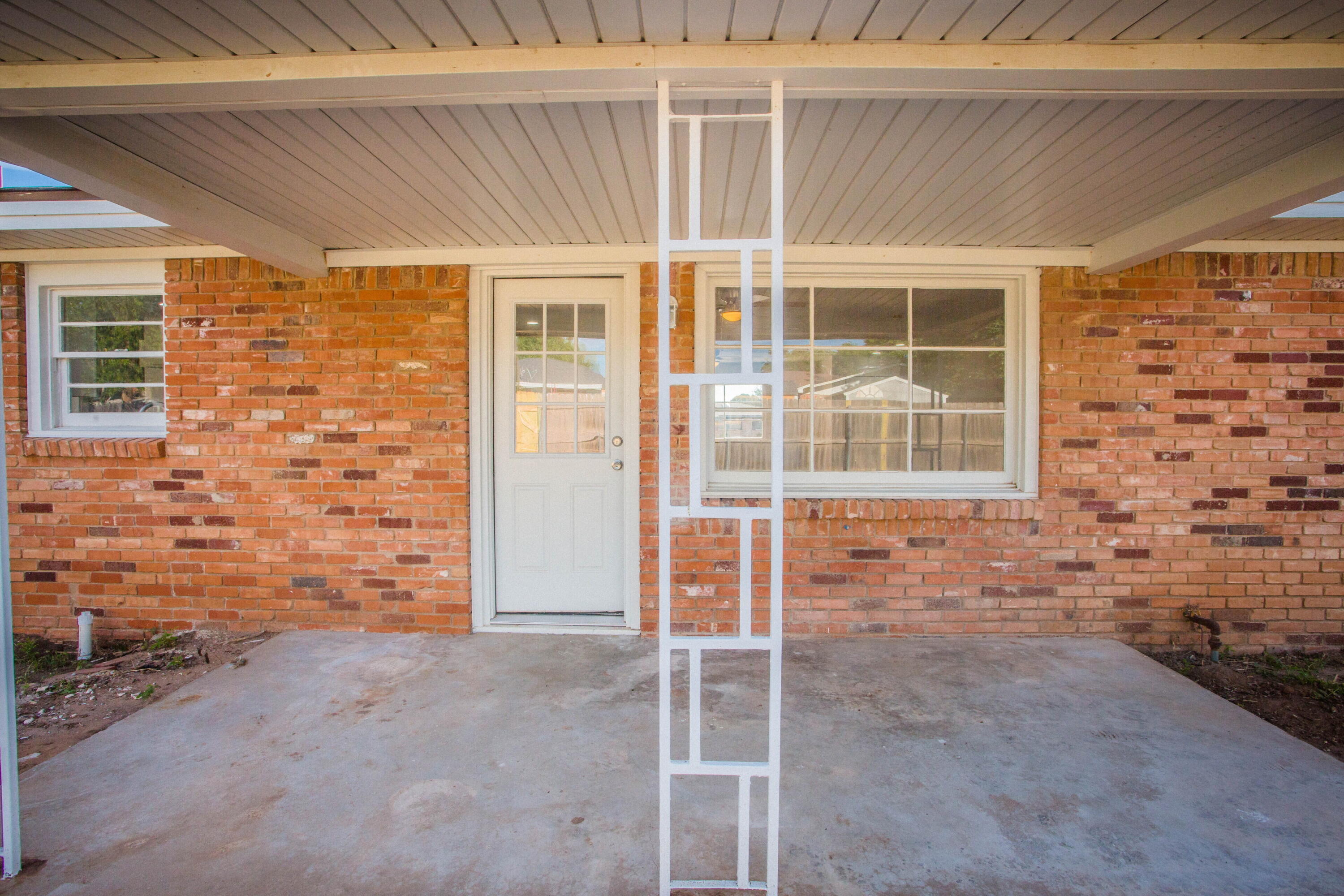 6004 Vernon Avenue Lubbock, TX 79412 - Photo 33 of 34 a view of front door of a house