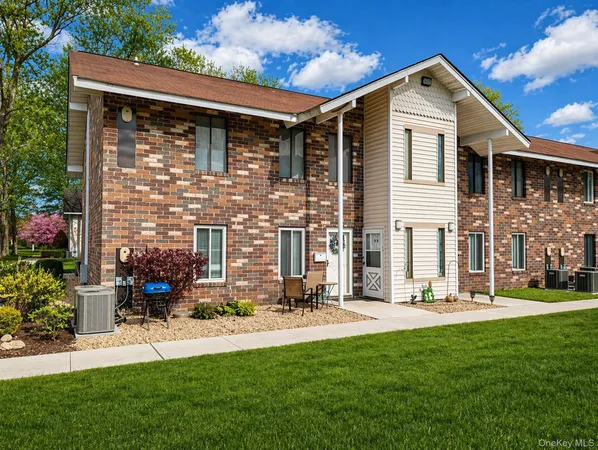 $194,999 | 11 Sierra Court, Unit 11, Coram, NY 11727