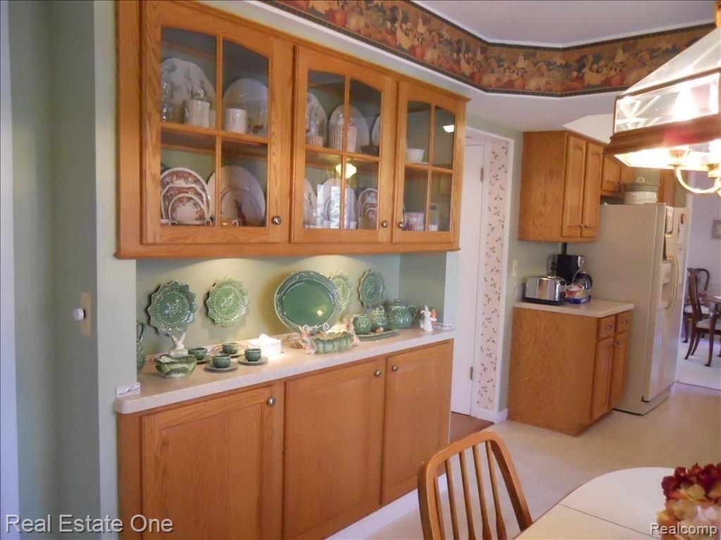 895 Stag Ridge Road Rochester, MI 48309 - Photo 7 of 22 BUTLER PANTRY