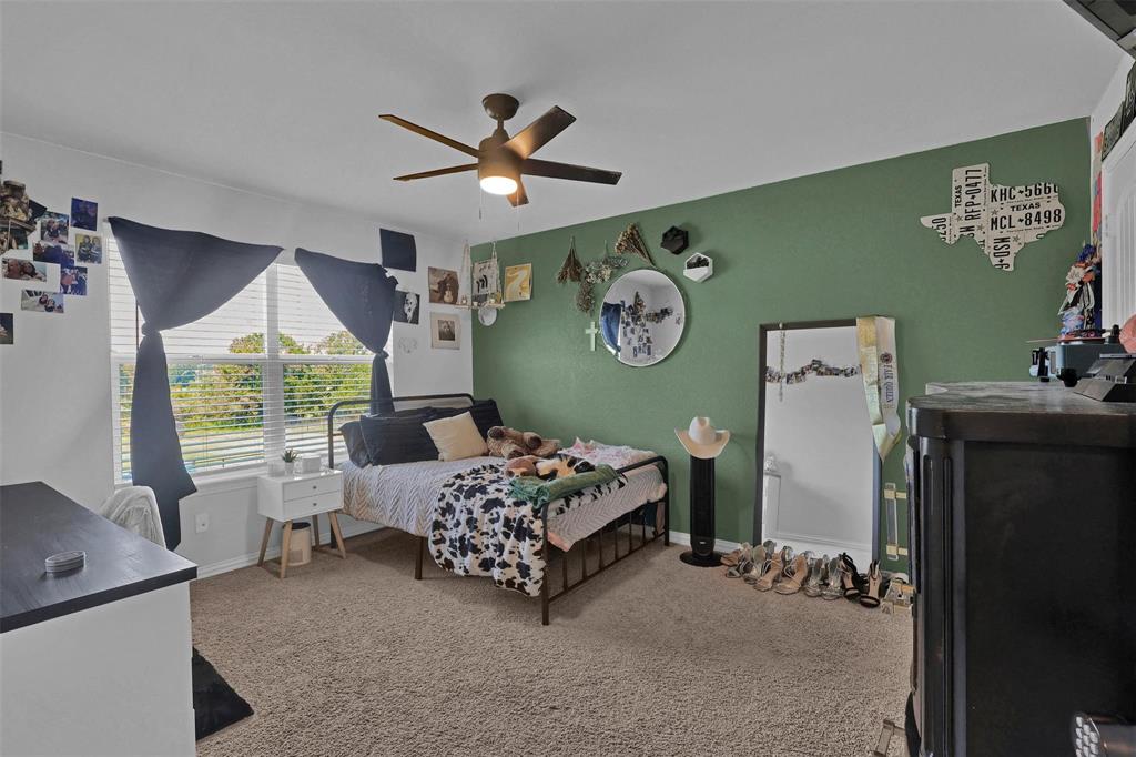 154 Chester Road Springtown, TX 76082 - Photo 23 of 40 a bed room with a bed and a window