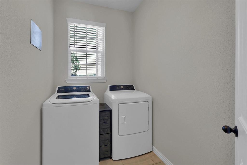 154 Chester Road Springtown, TX 76082 - Photo 32 of 40 a utility room with dryer and washer