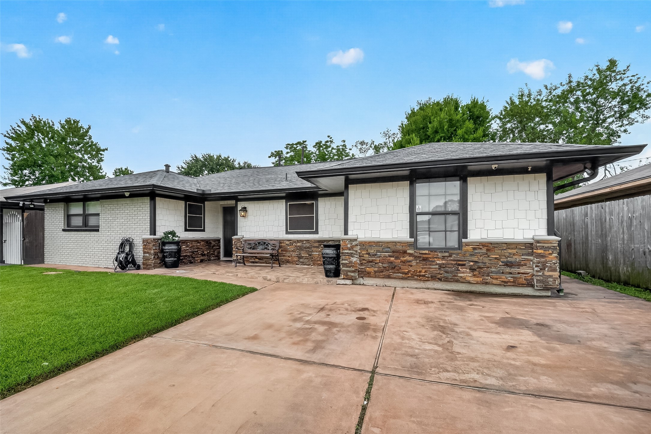 810 Creager Street Houston, TX 77034 - Photo 3 of 34