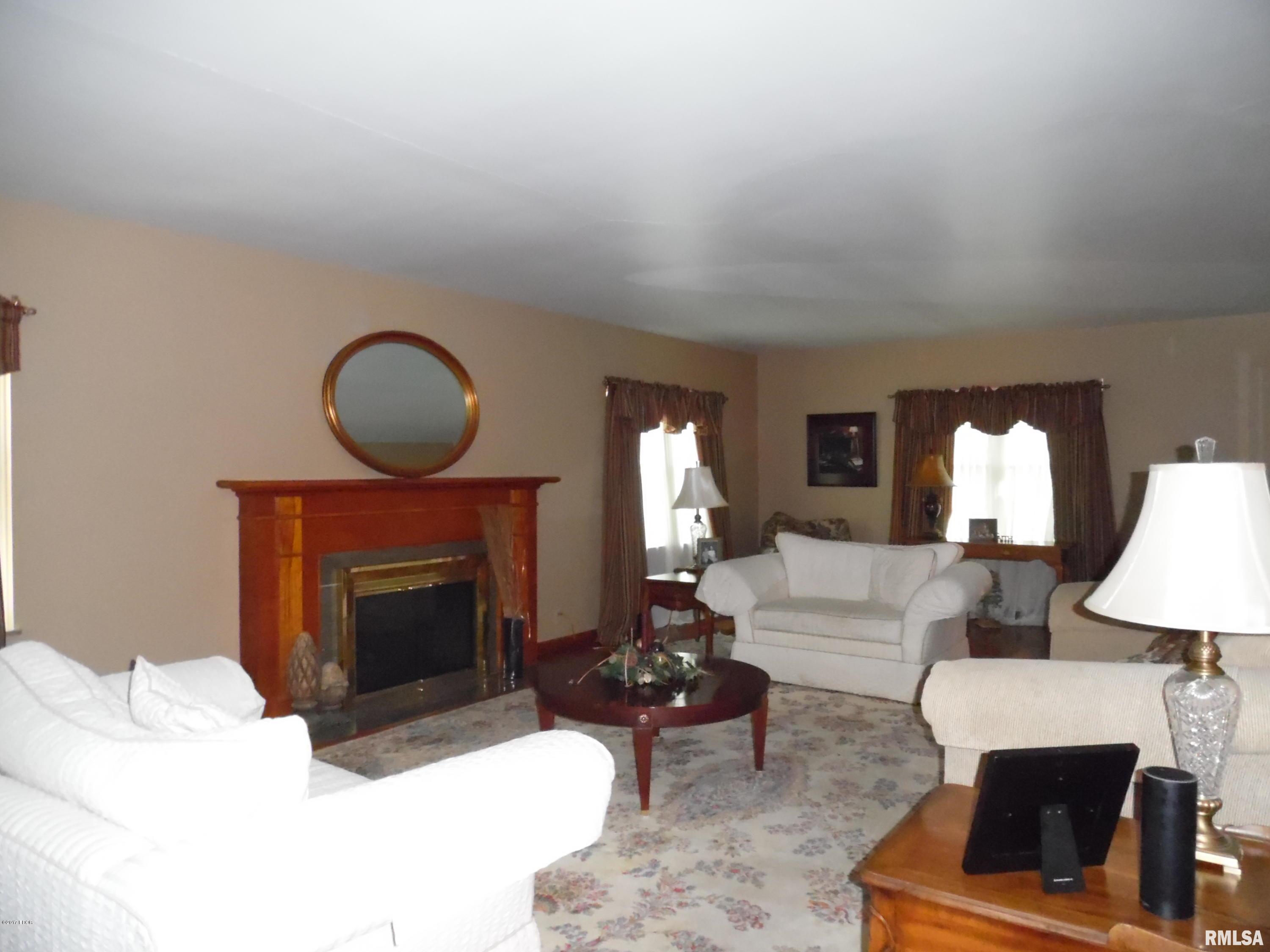 1822 East Richview Road Mount Vernon, IL 62864 - Photo 2 of 28 Gallery Image 2