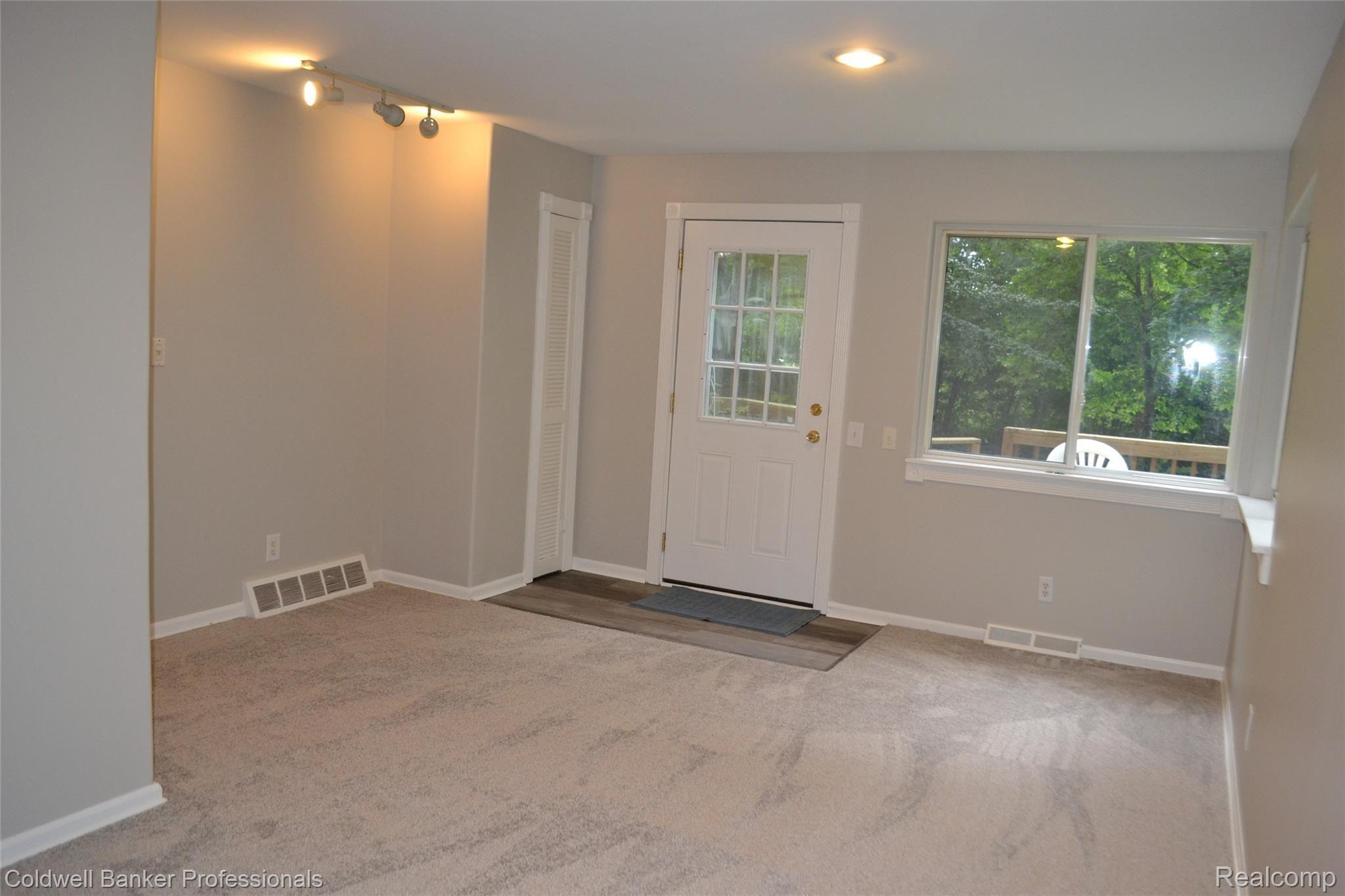 166 South Maple Leaf Road Lapeer, MI 48446 - Photo 10 of 21 DSC_0406.JPG
