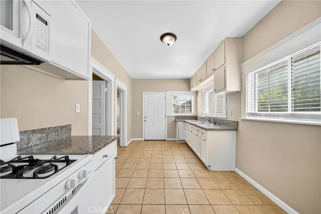 $749,950 | 2256 West 28th Street, Los Angeles, CA 90018