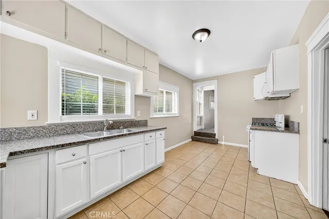 $749,950 | 2256 West 28th Street, Los Angeles, CA 90018