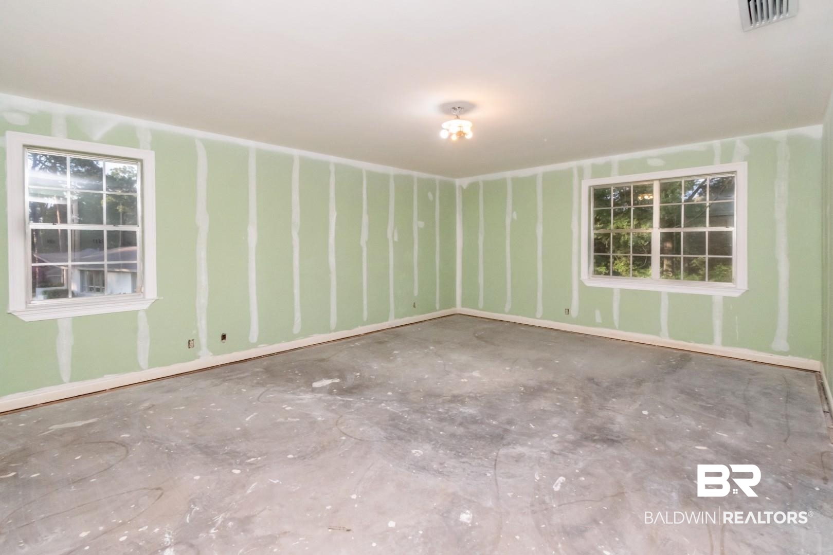 241 Suzanne Circle Mobile, AL 36608 - Photo 22 of 41 Spare room with concrete flooring