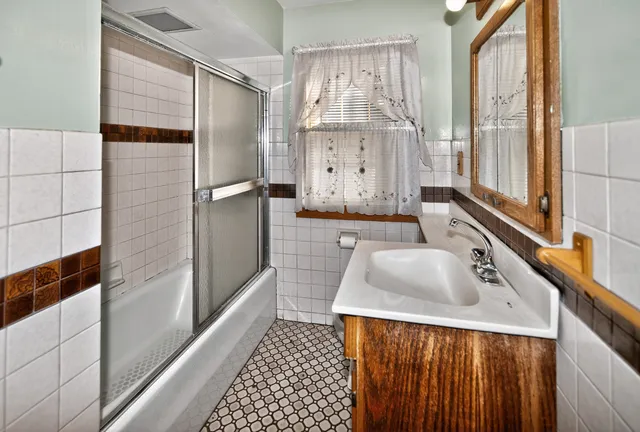 $312,500 | 550 West Oakwood Road, Oak Creek, WI 53154