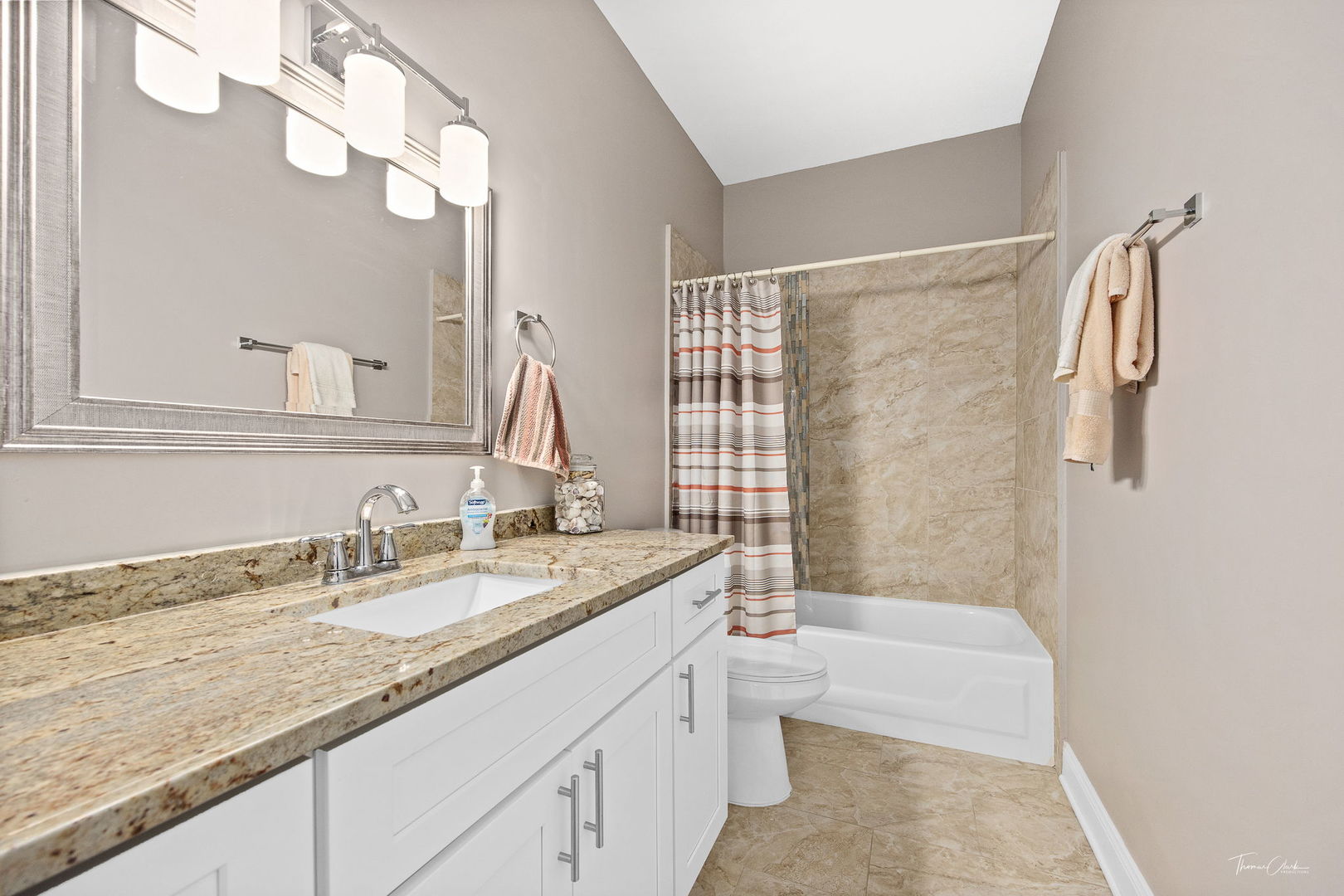481 Raintree Court, Unit E Glen Ellyn, IL 60137 - Photo 18 of 39 Gallery Image 18