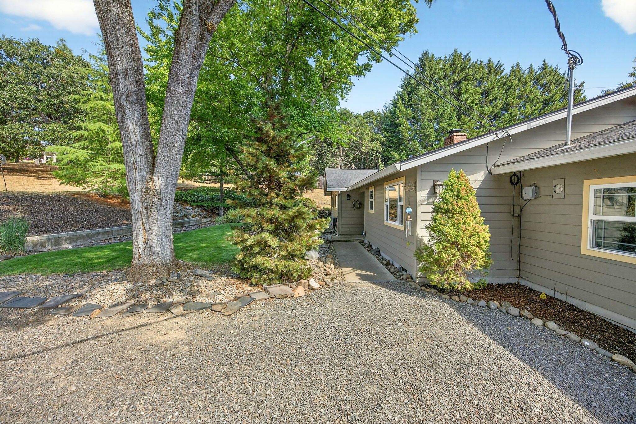 1773 Alta Vista Road Eagle Point, OR 97524 - Photo 5 of 73 Front View - Entry Walkway