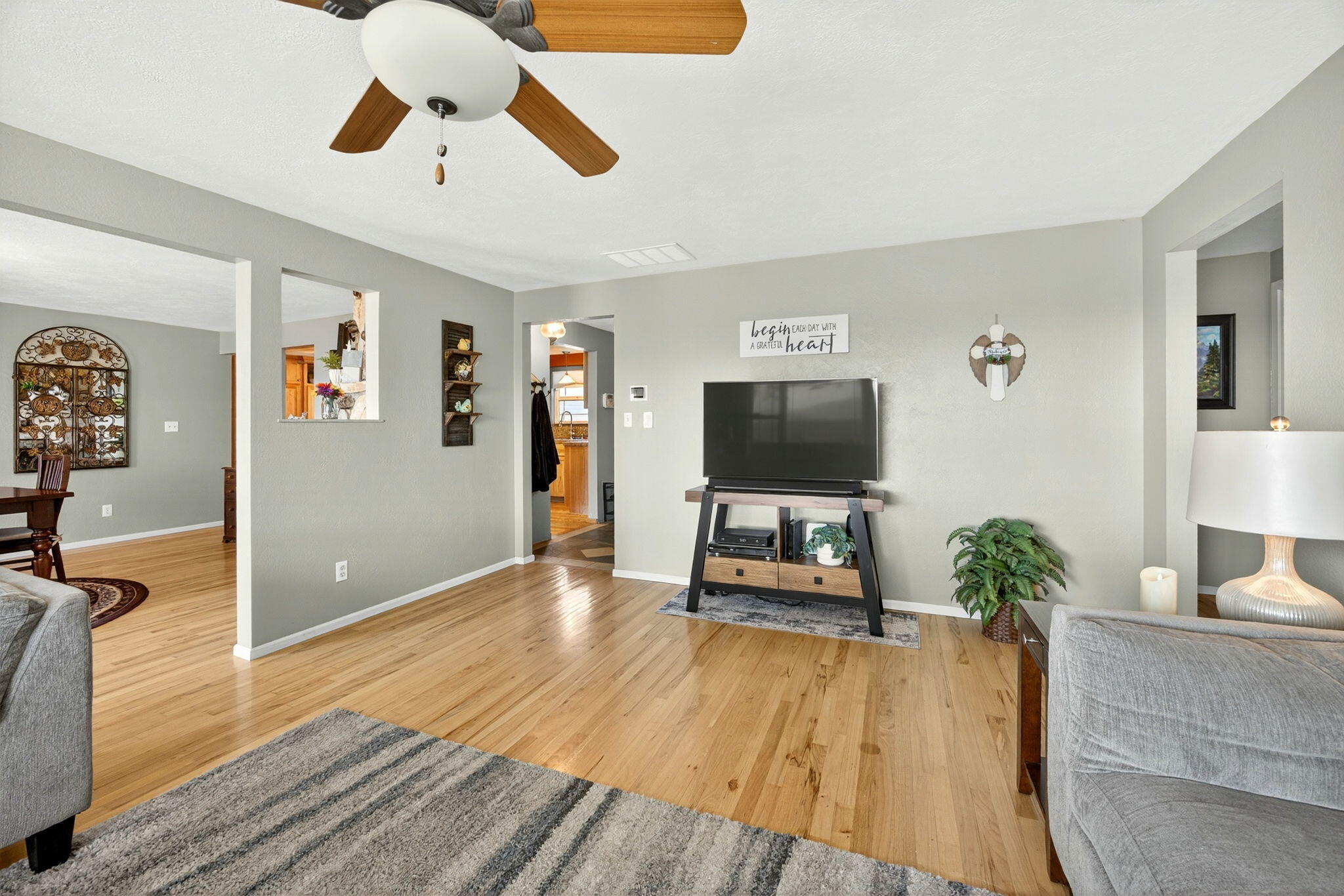 1773 Alta Vista Road Eagle Point, OR 97524 - Photo 61 of 73 Living Room