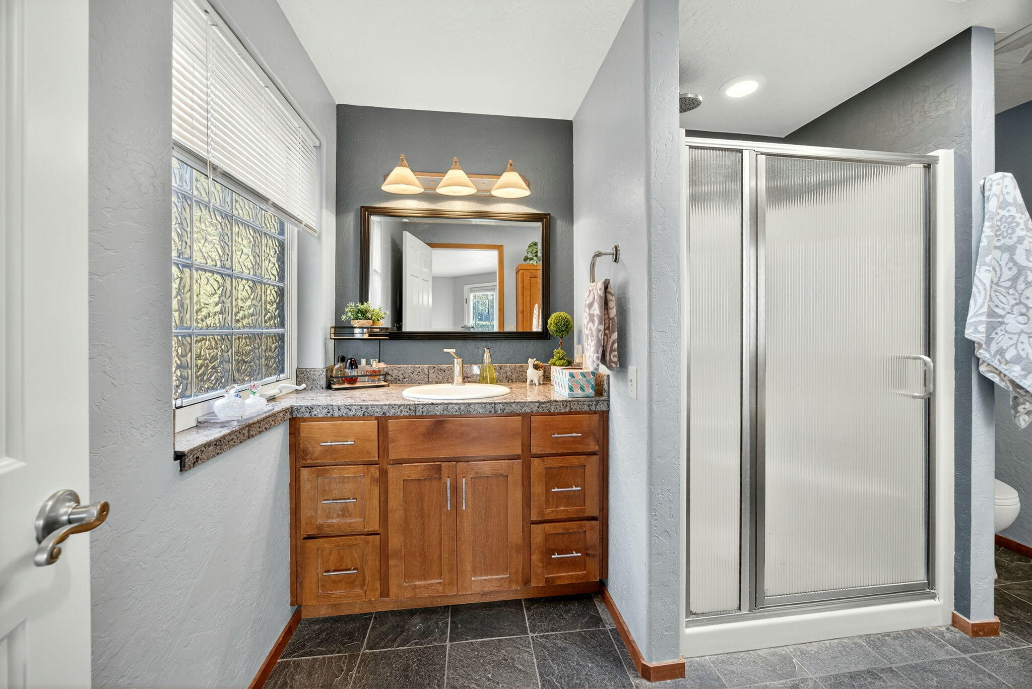 1773 Alta Vista Road Eagle Point, OR 97524 - Photo 71 of 73 Primary Suite Bathroom