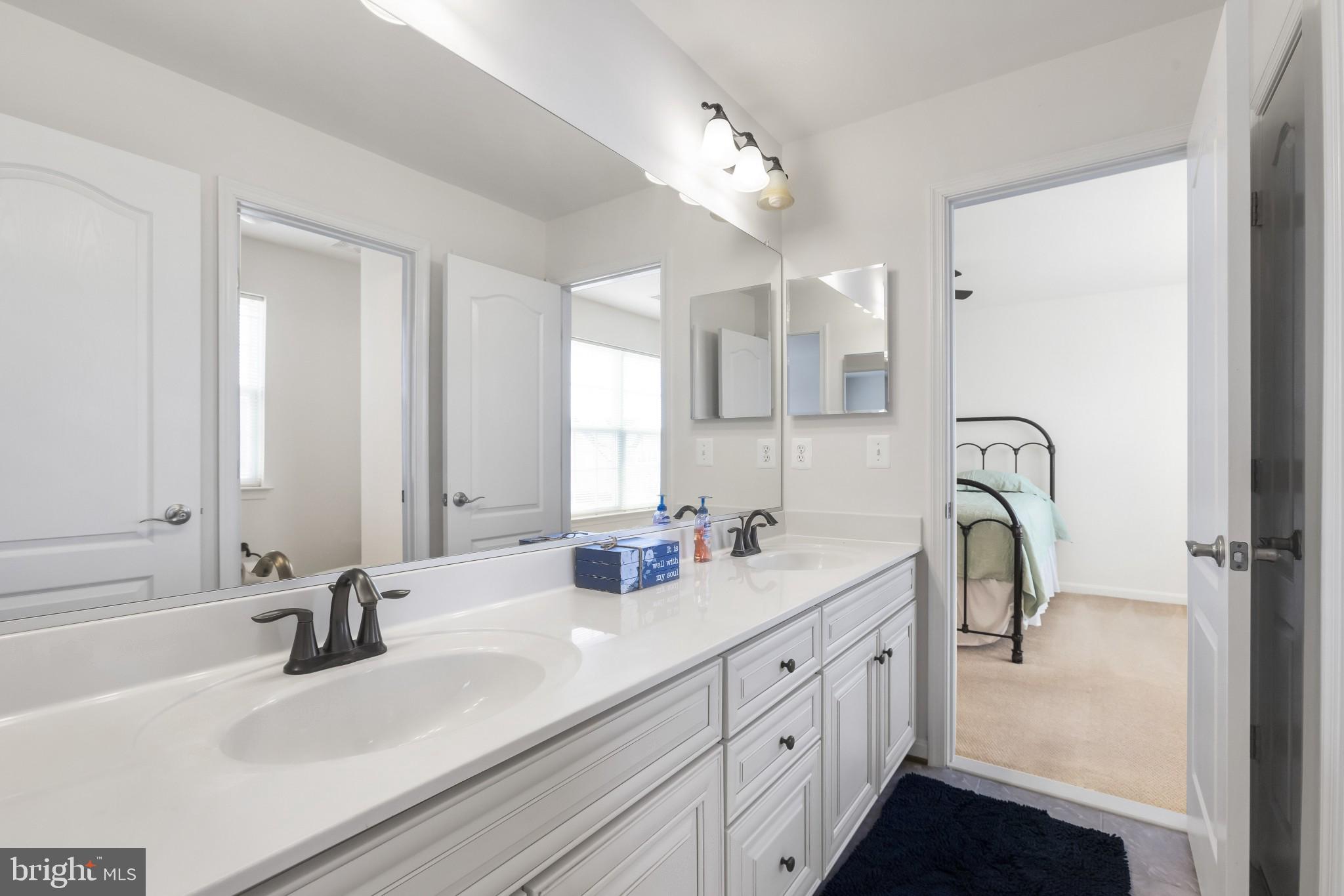 43114 Rocks Way Leesburg, VA 20176 - Photo 21 of 37 Jack - n -Jill bath for bedrooms 2 and 3