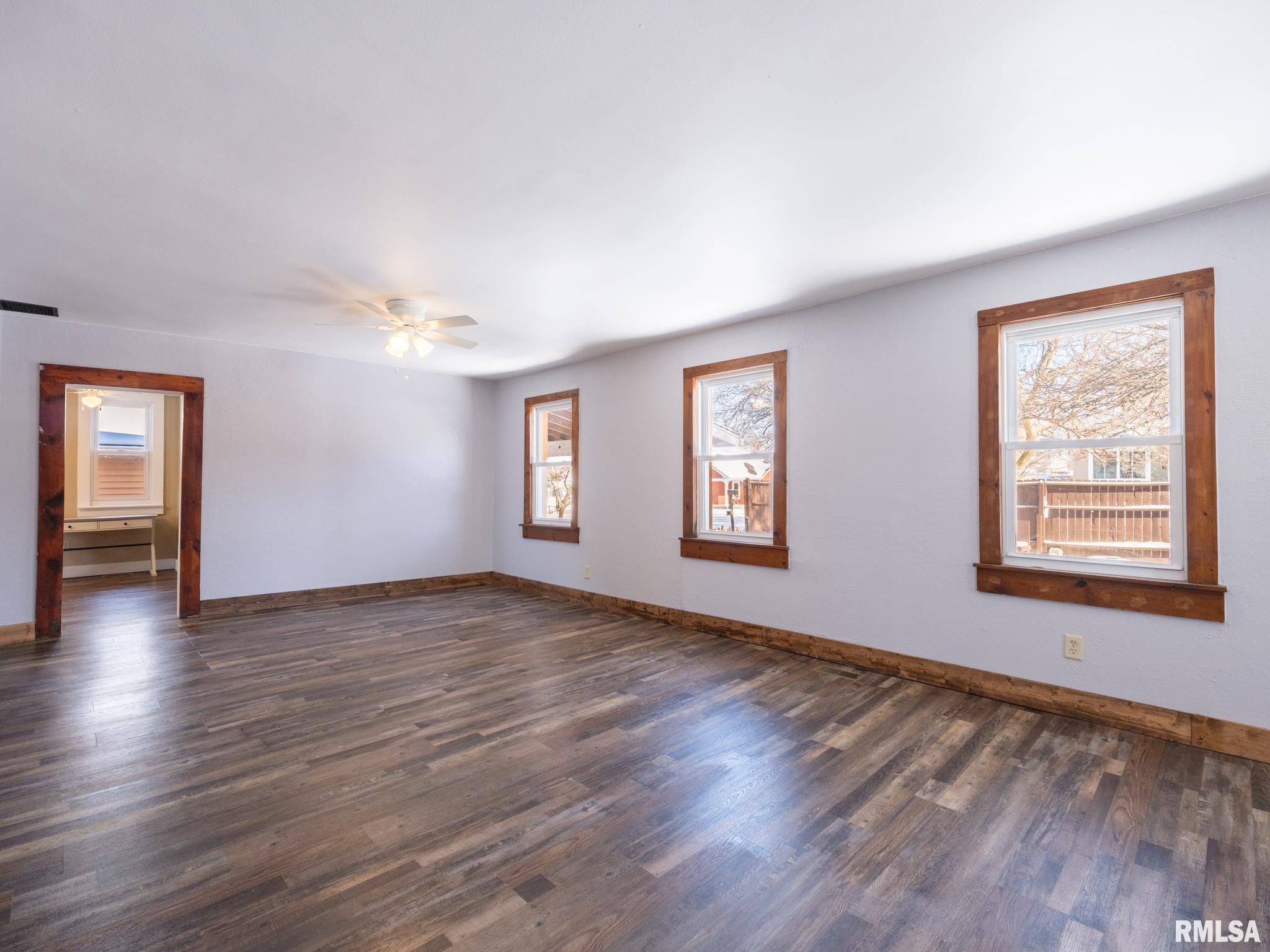 222 East Patton Avenue Lewistown, IL 61542 - Photo 4 of 53