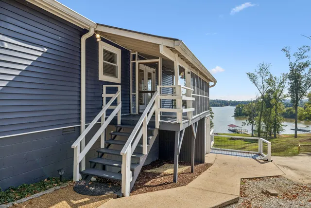 $899,999 | 824 Driftwood Drive, Lobelville, TN 37097