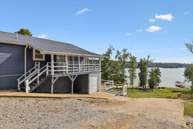 $899,999 | 824 Driftwood Drive, Lobelville, TN 37097