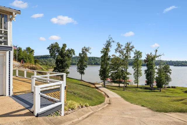 $899,999 | 824 Driftwood Drive, Lobelville, TN 37097